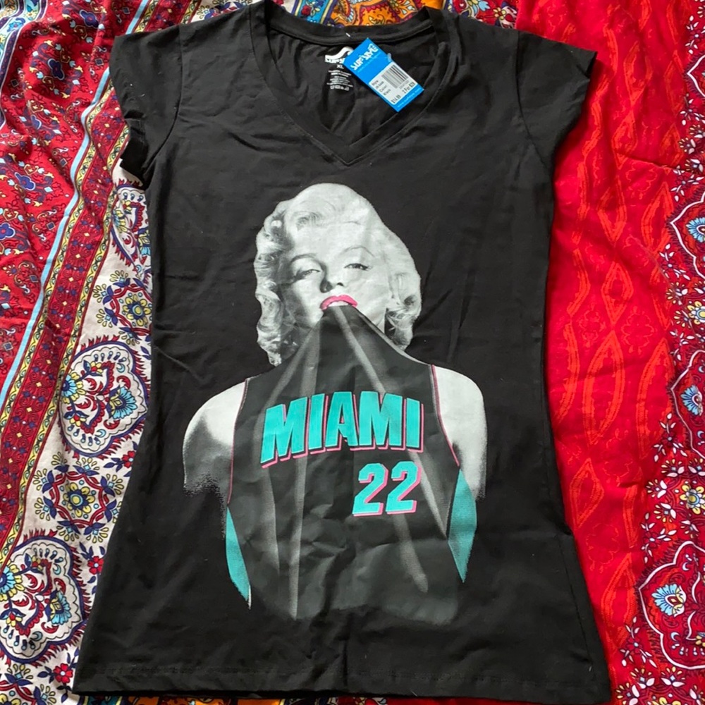 Women’s black skinny fit, XL Miami 22 basketball t-shirt. Marilyn Monroe.